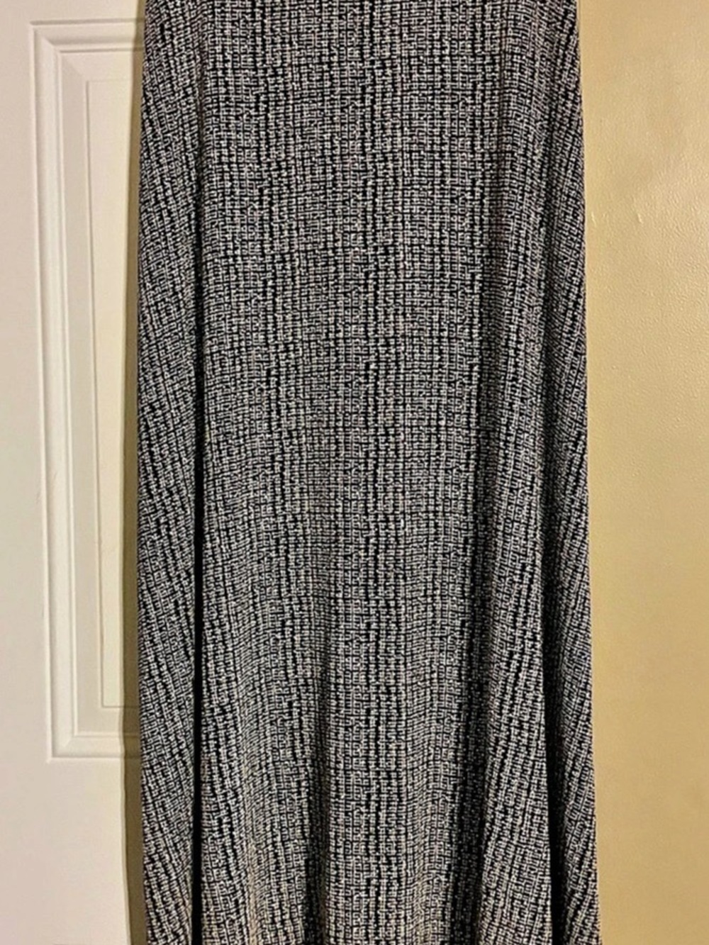 Es Esc Plus Women's Maxi Skirt in Black & White Like New